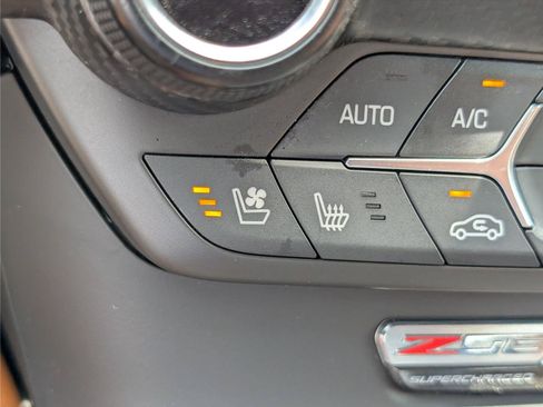 Used 2015 Chevrolet Corvette Z06 w/ 3LZ Preferred Equipment Group RWD image 28