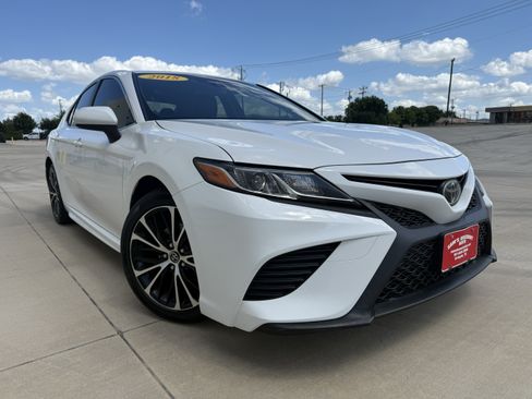 Used 2018 Toyota Camry SE FWD image 3