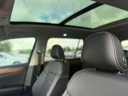 Certified 2025 Volkswagen Atlas SE image 9