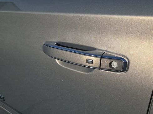 Used 2018 Chevrolet Suburban Premier image 26