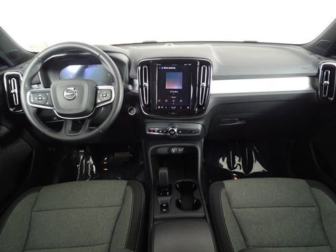 Used 2025 Volvo XC40 B5 Core image 31