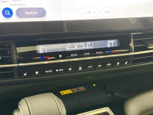 Certified 2025 Toyota Sienna Platinum image 27