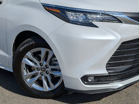 Used 2025 Toyota Sienna XLE w/ XLE Plus Package image 11