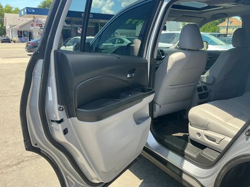 Used 2016 Honda Pilot Touring image 11