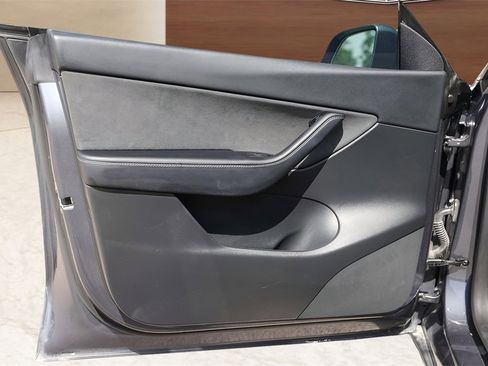 Used 2022 Tesla Model Y Long Range image 20