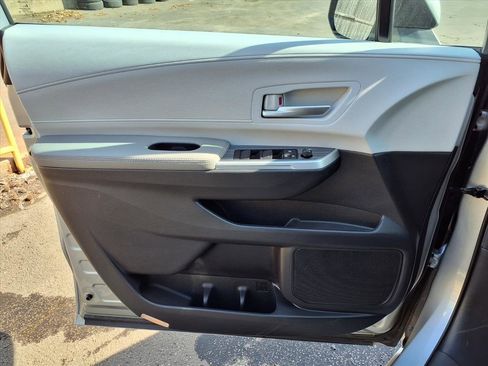 Used 2025 Toyota Sienna XLE image 19