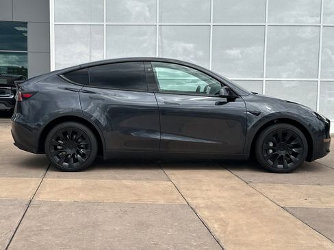 Used 2024 Tesla Model Y Long Range image 3