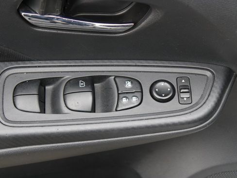 Used 2022 Nissan Versa SV w/ Trunk Package image 10