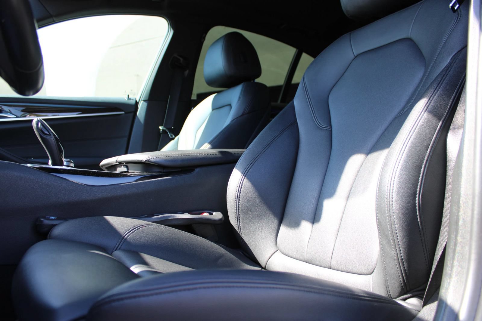 Used 2019 BMW 530e w/ Premium Package RWD image 6