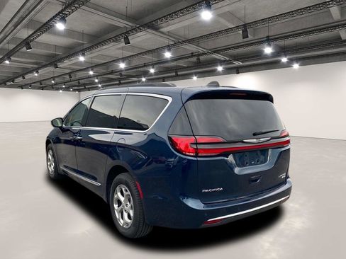 Used 2023 Chrysler Pacifica Limited image 5