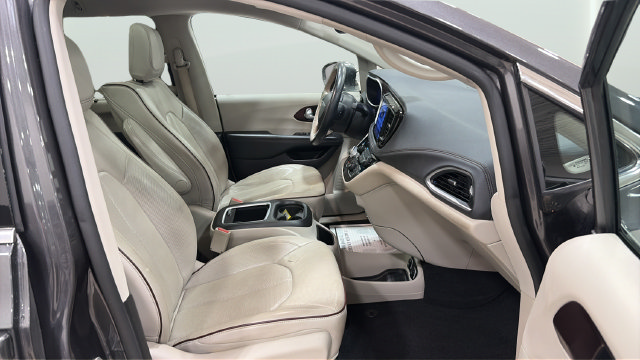 Used 2017 Chrysler Pacifica Limited w/ UConnect Theater Package FWD image 13