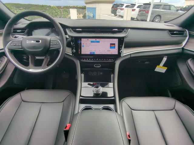 New 2027 Jeep Grand Cherokee Limited RWD image 17
