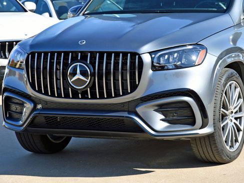 Used 2025 Mercedes-Benz GLS 450 4MATIC image 3