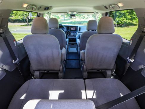 Used 2019 Toyota Sienna L FWD image 33