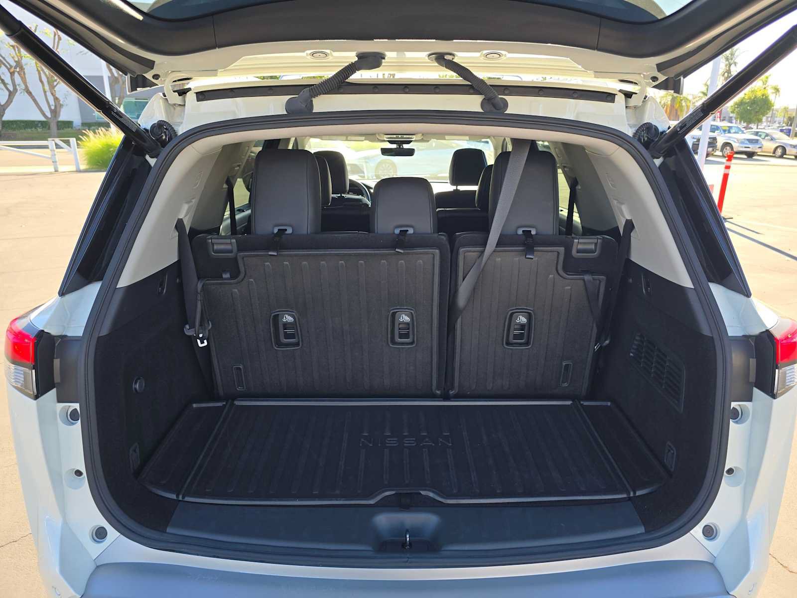 Used 2023 Nissan Pathfinder Platinum w/ Lighting Package (N93) FWD image 15