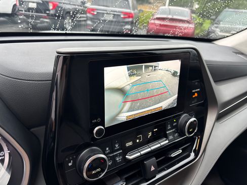 Used 2023 Toyota Highlander XLE AWD/4WD image 20