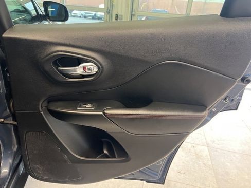 Used 2019 Jeep Cherokee Trailhawk w/ Cold Weather Group image 12