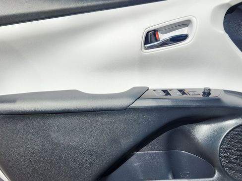 Used 2018 Toyota Prius Three image 6