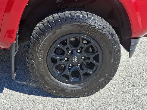 Used 2021 Toyota Tacoma SR5 AWD/4WD image 11