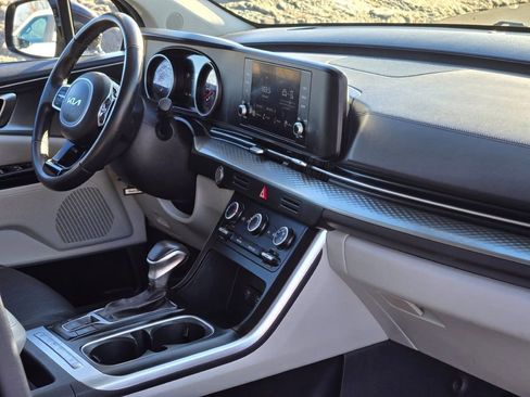 Used 2024 Kia Carnival LX image 7