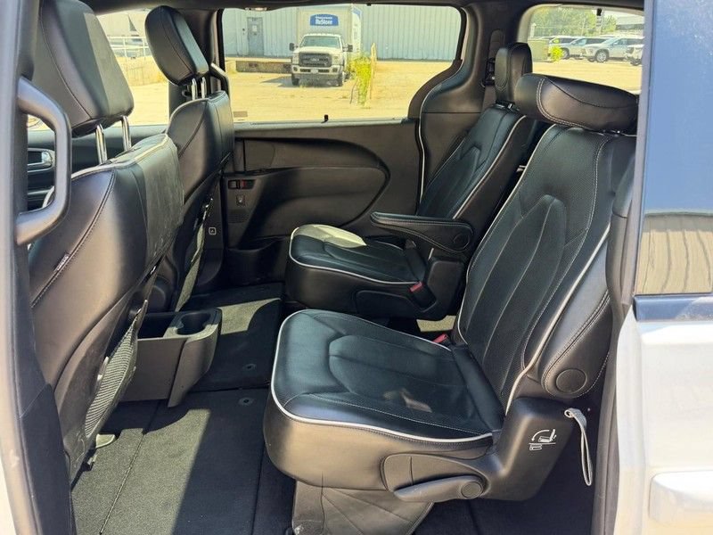 Used 2025 Chrysler Pacifica Limited FWD image 9