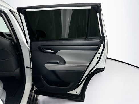 Used 2020 Toyota Highlander XLE image 34