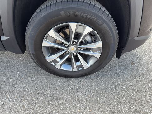 Used 2025 Chevrolet Equinox LT w/ Convenience Package II image 3