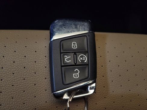 Used 2021 Volkswagen Atlas Cross Sport SE image 32