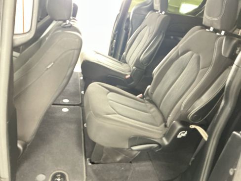 Used 2020 Chrysler Pacifica Touring w/ S Appearance Package FWD image 9