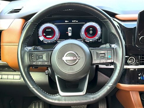 Used 2024 Nissan Pathfinder Platinum FWD image 23