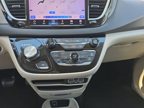 Used 2023 Chrysler Pacifica Touring-L FWD image 25