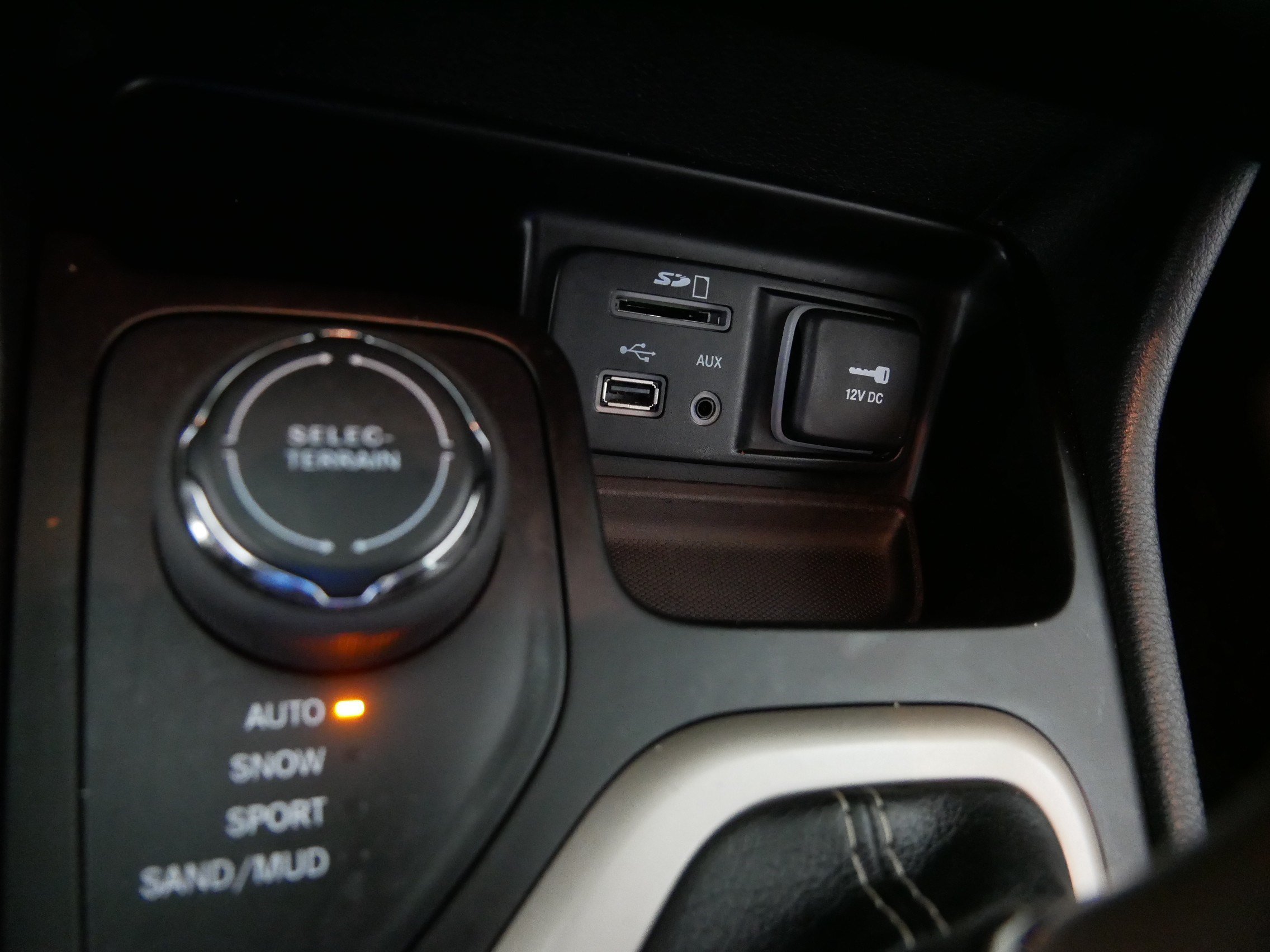 Used 2014 Jeep Cherokee Latitude w/ Cold Weather Group AWD/4WD image 29