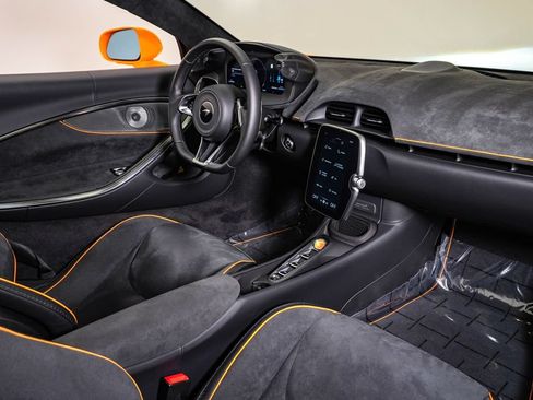 Used 2026 McLaren Artura Spider RWD image 20