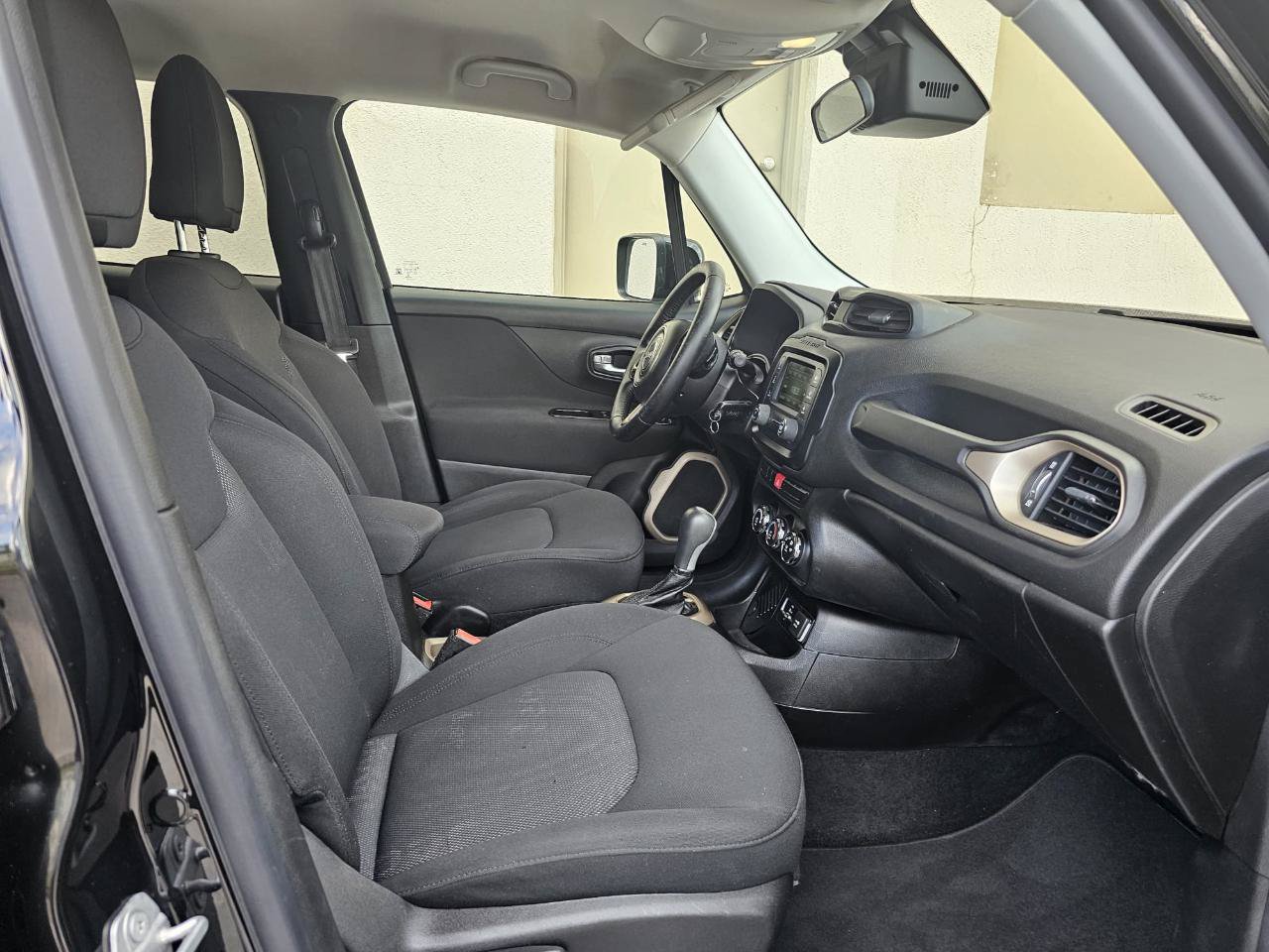Used 2015 Jeep Renegade Latitude FWD image 19