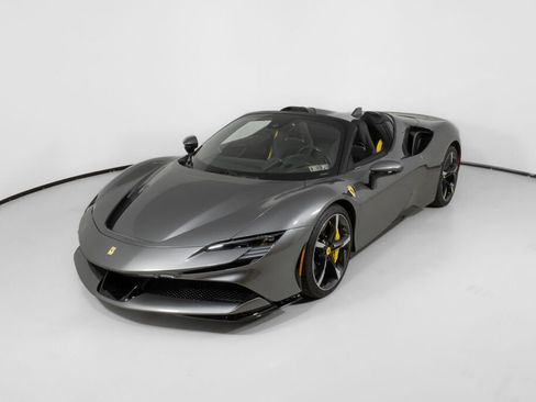 Used 2022 Ferrari SF90 Spider image 2