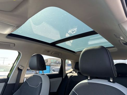 Used 2025 Volkswagen Taos SE w/ Panoramic Sunroof Package FWD image 16