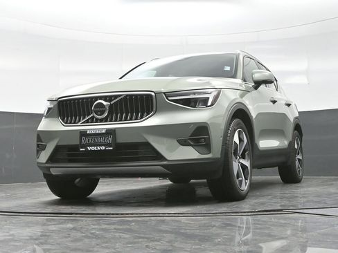 Used 2025 Volvo XC40 B5 Plus image 18