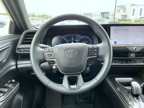Used 2024 Toyota Crown AWD/4WD image 11