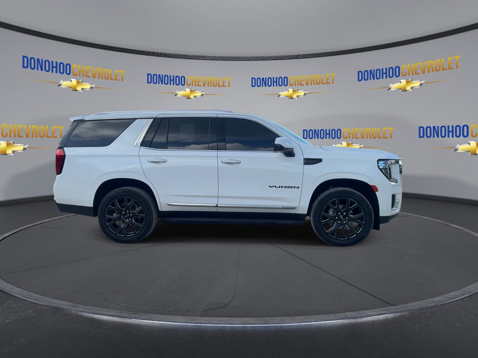 Used 2024 GMC Yukon SLT w/ SLT Premium Package AWD/4WD image 12