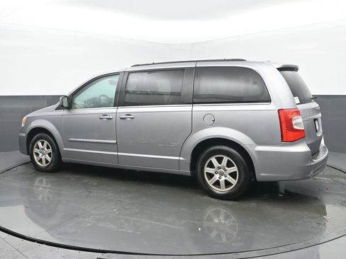 Used 2013 Chrysler Town & Country Touring image 3