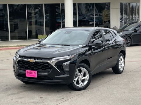 Used 2025 Chevrolet Trax LS w/ LS Convenience Package image 9