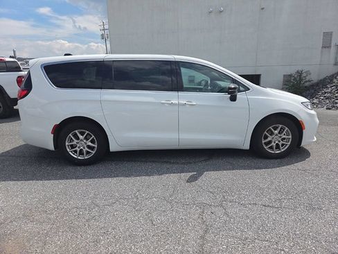 Used 2025 Chrysler Pacifica Select FWD image 8