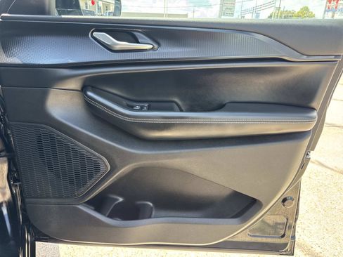 Used 2025 Jeep Grand Cherokee Altitude RWD image 13