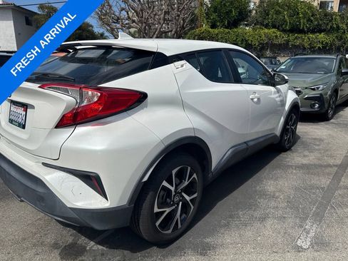 Used 2018 Toyota C-HR XLE FWD image 2