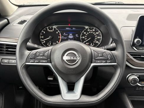 Used 2025 Nissan Altima 2.5 SV FWD image 14