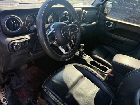 Used 2019 Jeep Wrangler Unlimited Sahara AWD/4WD image 16