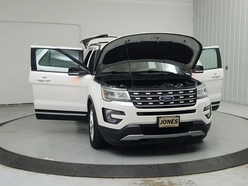 Used 2017 Ford Explorer XLT w/ Equipment Group 202A FWD image 10