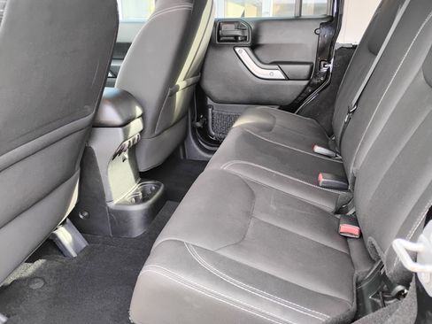 Used 2016 Jeep Wrangler Unlimited Sahara AWD/4WD image 15