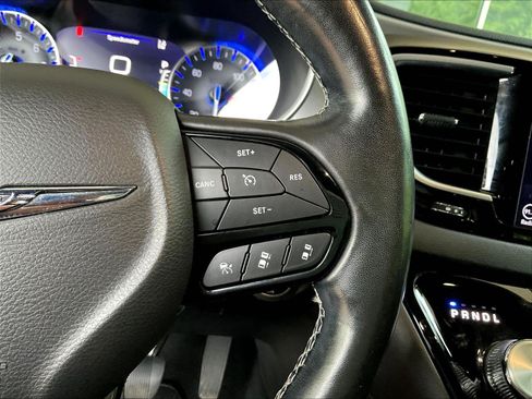 Used 2019 Chrysler Pacifica Touring-L w/ Advanced Safetytec Group FWD image 11