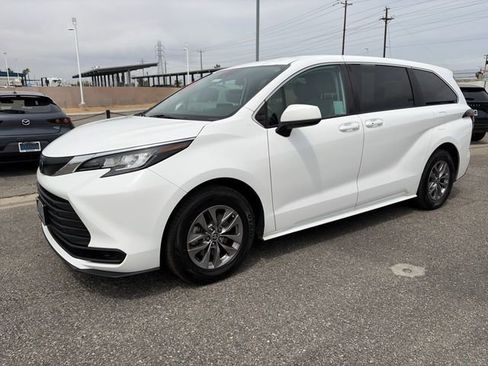 Used 2023 Toyota Sienna LE FWD image 1